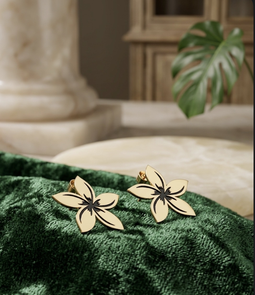Statement Lily studs 